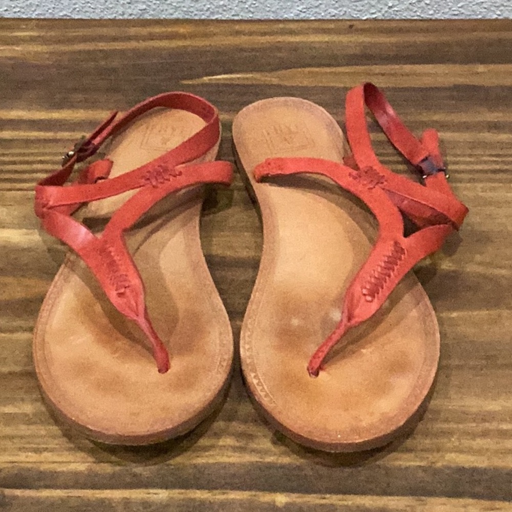 Preowned FRYE Sandals Brown w/Red Straps Size 7.5 (Item# S044)